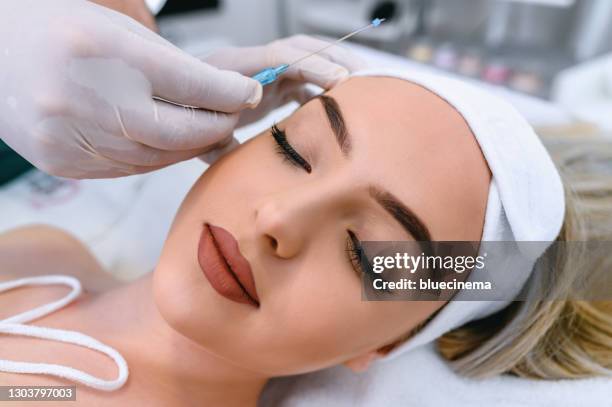 procedura di sollevamento facciale mesoterapica - mani fili foto e immagini stock