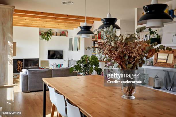 comedor y sala de estar en apartamento moderno - luz colgante fotografías e imágenes de stock