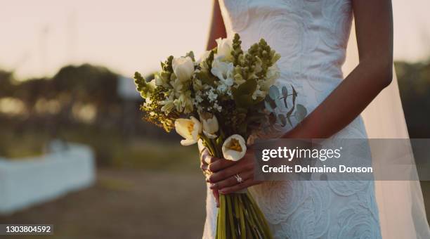 l’amour vit dans les moindres détails - robe mariée photos et images de collection