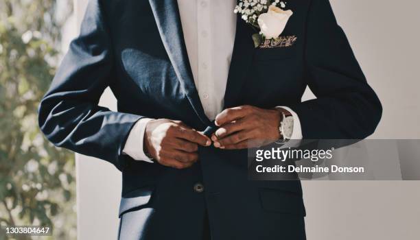 making sure i look on point for my bride - marriage imagens e fotografias de stock