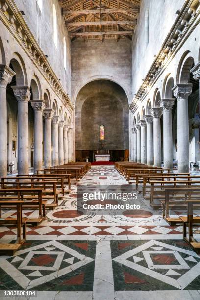 das romanische mittelschiff der st.-lorenz-kathedrale in der innenstadt von viterbo - provinz viterbo stock-fotos und bilder