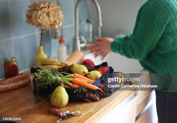 various vegetables and fruits in a eco shopping bag - 水果 個照片及圖片檔