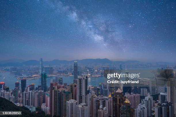 hong kong skyline harbour beleuchtet bei twilight vertical - central plaza hong kong stock-fotos und bilder