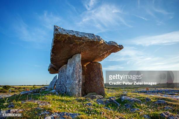 poulnabrone dolmen in ireland - doelman stock pictures, royalty-free photos & images