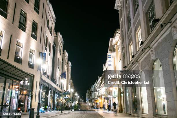 vilnius street at night - vilnius street stock pictures, royalty-free photos & images