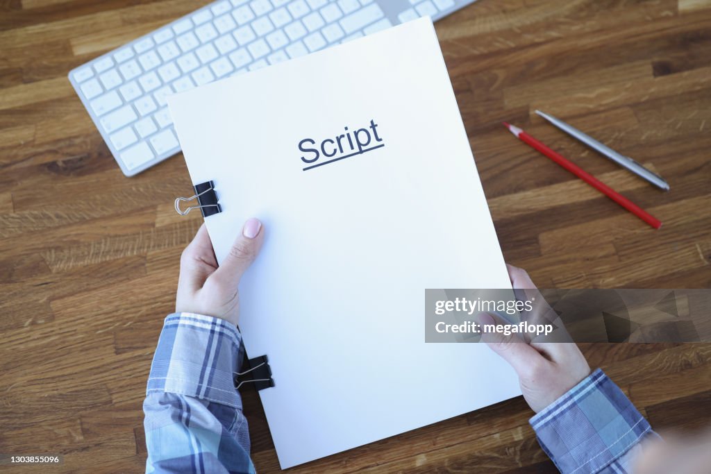 Roteirista mantém pasta de documentos rotulados de roteiro