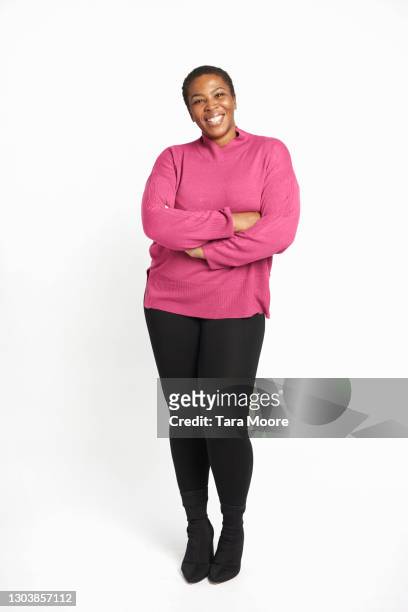 full length of young woman smiling - full body isolated stockfoto's en -beelden