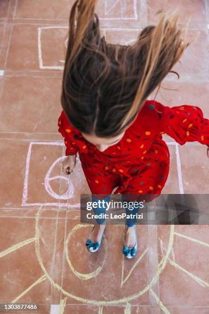 kinder spielen hopscotch - hopscotch stock-fotos und bilder