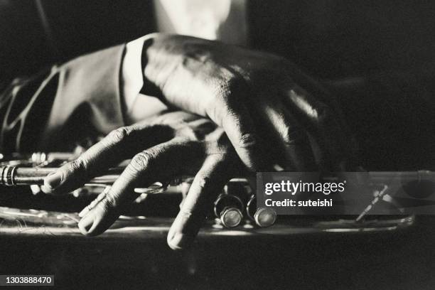 las manos del músico - blues fotografías e imágenes de stock