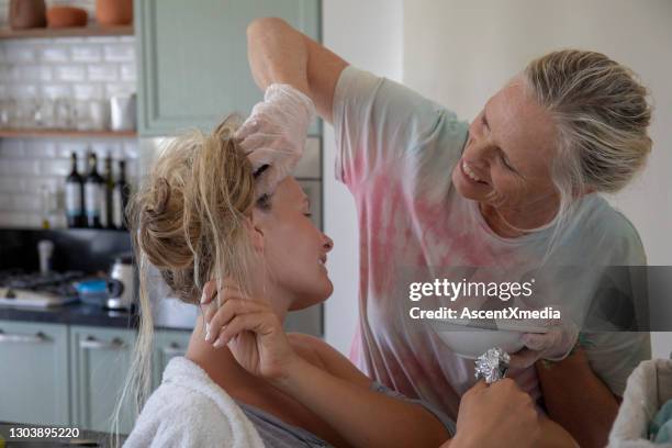 la mère dyes cheveux de filles à la maison le matin - coloration photos et images de collection