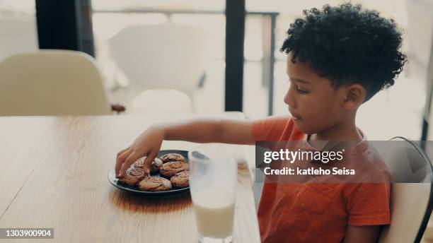 babbo natale non può averli tutti! - eating cookies foto e immagini stock