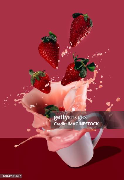 strawberry splash on glass - batido de fresa fotografías e imágenes de stock