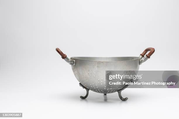 close-up of an empty vintage colander - colander 個照片及圖片檔