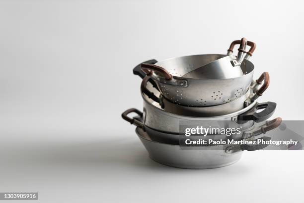 stack of old aluminium pots and colander - pan keukengereedschap stockfoto's en -beelden