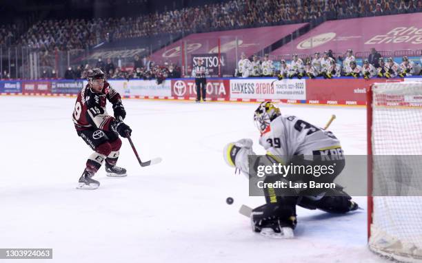 Jason Akeson of Koeln scores his teams winning goal during the DEL match between Koelner Haie and Krefeld Pinguine at LANXESS Arena on February 24,...