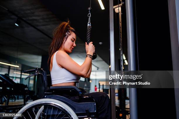 adaptive athlete in a wheelchair lifting weight - prop sporting position stock pictures, royalty-free photos & images