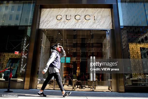 Dialoog waardigheid vinger 909 Gucci Store Manhattan Photos and Premium High Res Pictures - Getty  Images