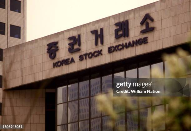 Analysis of the Impact of Foreign Capital Selling Korean Stocks and Won Depreciation on Asian Investment Strategies