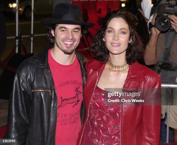 Actress Carrie-Ann Moss and husband actor Steven Roy arrive at the premiere of "Red Planet" November 6, 2000 in Westwood, CA.