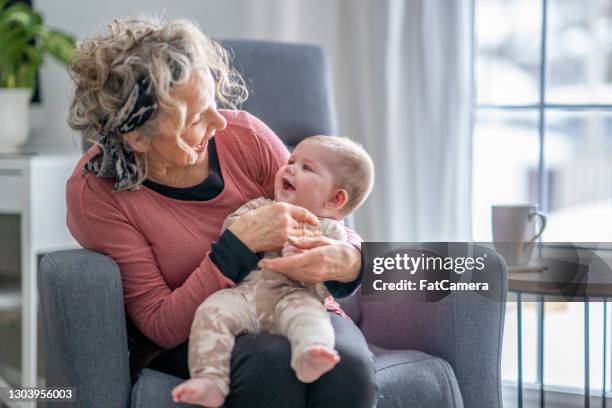 grootmoeder met kleinkind - grandmother stockfoto's en -beelden