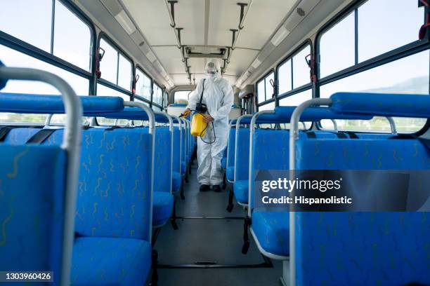 femme désinfectant un autobus scolaire pendant la pandémie de covid-19 - décontamination photos et images de collection