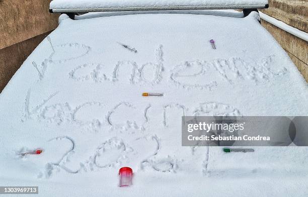 pandemic vaccine 2021,test tubes, vacuum cleaners, testers, sample test . - dry ice safety stock pictures, royalty-free photos & images