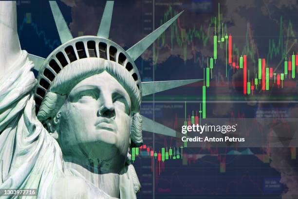 statue of liberty on the background of stock charts. financial crisis in usa - trump prohibits purchase of debts owed to venezuela and pdvsa stockfoto's en -beelden