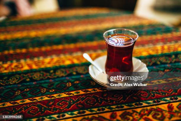 Teiera e bicchieri turchi immagini e fotografie stock ad alta risoluzione -  Alamy