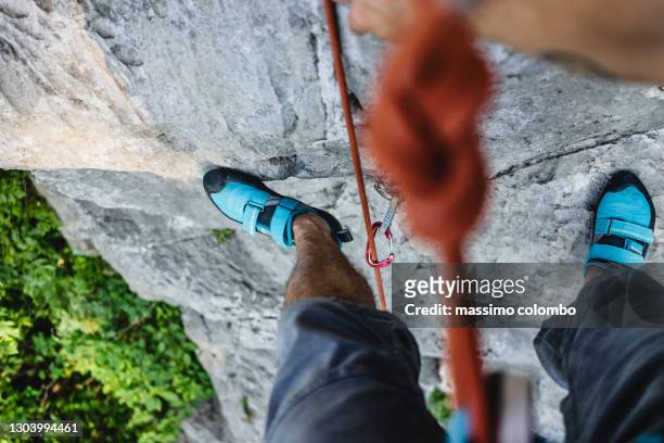 climber legs on the wall - pov shoes stock-fotos und bilder