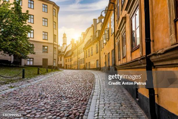 street in old town in stockholm, sweden - stockholm stockfoto's en -beelden