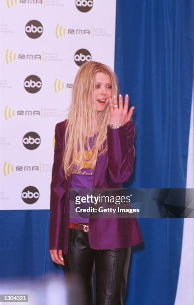 Actress Tara Reid shows off her engagement ring backstage at the 2000 Radio Music Awards at the Alladin Hotel November 4, 2000 in Las Vegas, NV. Reid...