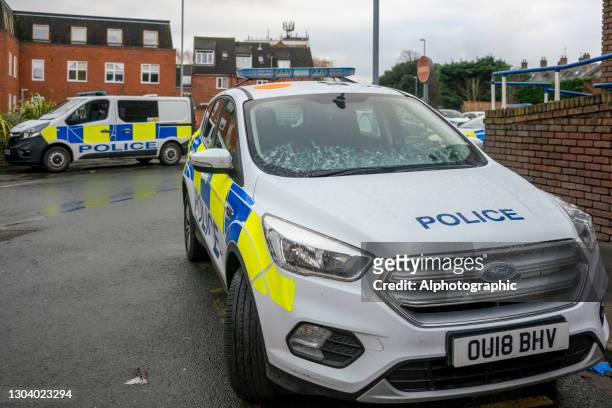 politievoertuigen buiten huntingdon politiebureau - cambridgeshire stockfoto's en -beelden