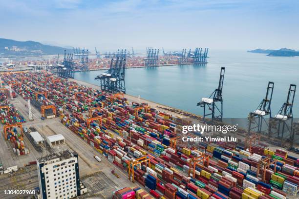 aerial perspective of a container port - tariffs 個照片及圖片檔