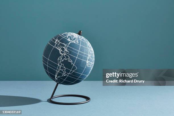 a world globe showing the americas - globo terrestre de escritório imagens e fotografias de stock