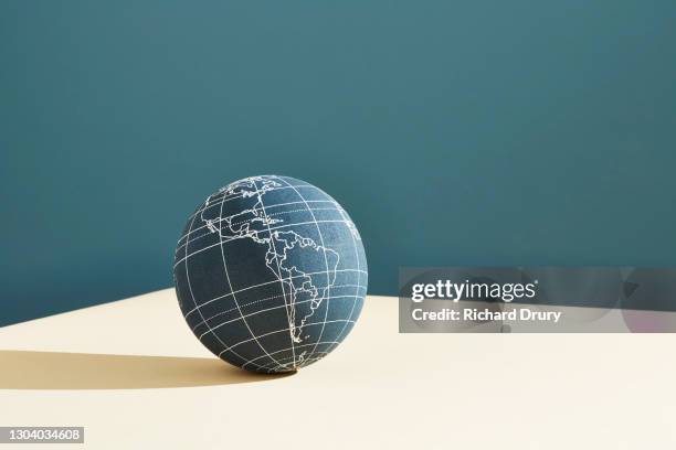 a world globe showing the americas - globe stockfoto's en -beelden