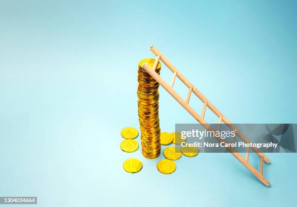 ladder and stack of coins - roi stock-fotos und bilder