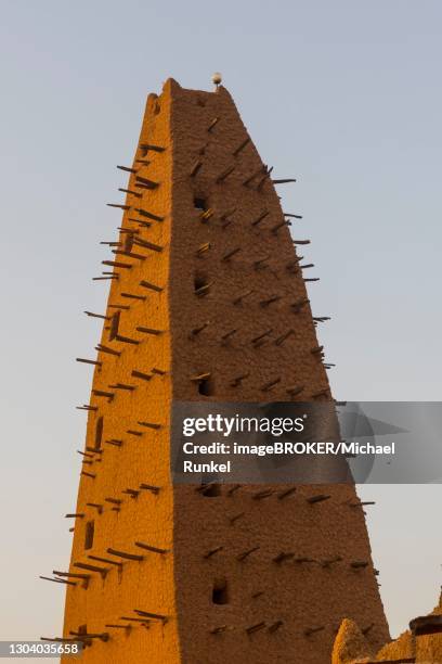 minaret, great mosque of agadez, agadez, niger - agadez stock pictures, royalty-free photos & images
