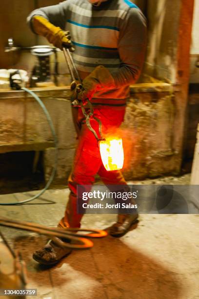 metal worker casting metal in a workshop - foundry worker stock pictures, royalty-free photos & images