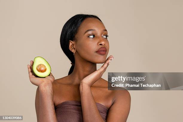 natural beauty - black woman beauty treatment stock pictures, royalty-free photos & images