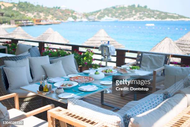 dinner tables near the sea - waterfront dining stock pictures, royalty-free photos & images