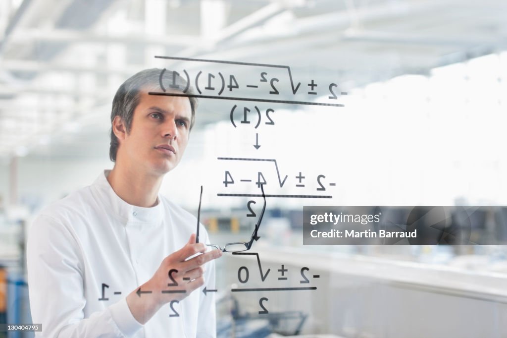 Wissenschaftler im Labor mit Touchscreen