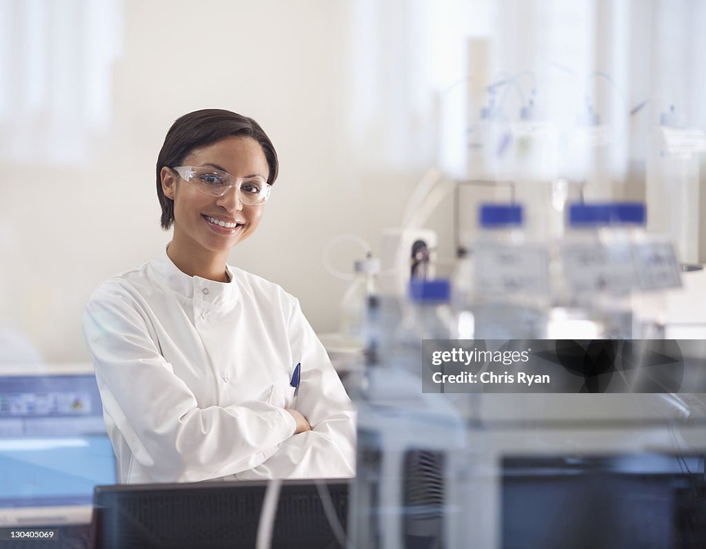 Científico usa Gafas protectoras en laboratorio