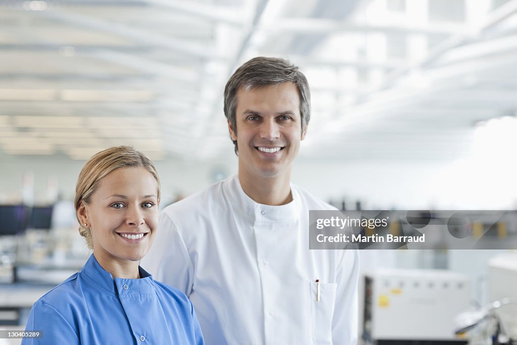 Wissenschaftler Lächeln zusammen im lab
