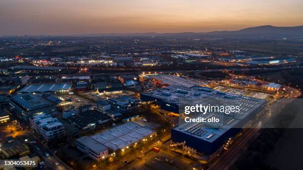 groot voorstedelijk industrieel en bedrijventerrein - luchtmening bij schemer - industriegebied stockfoto's en -beelden