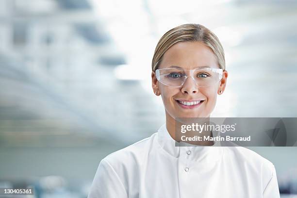 scientifique porter des lunettes de protection en lab - lunette de protection photos et images de collection
