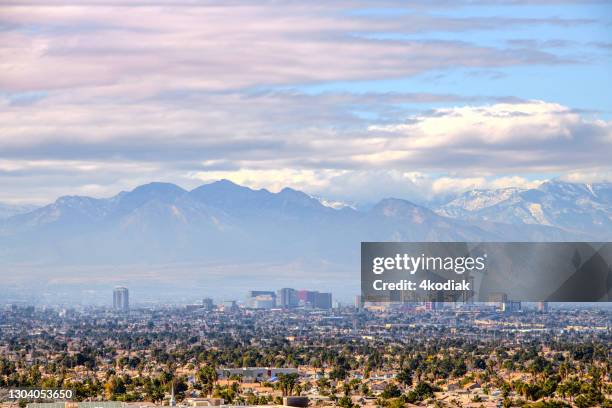 centro de las vegas (centro histórico) - mt charleston fotografías e imágenes de stock