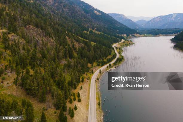 antenna sopra strada tortuosa vicino al lago in montana - jackson wyoming foto e immagini stock