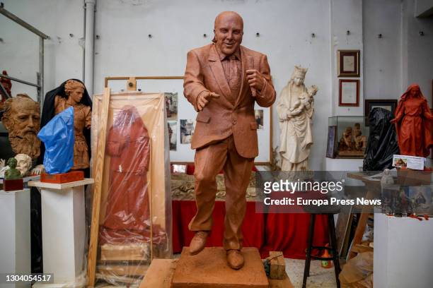 The sculpture that pays tribute to the comedian Chiquito de la Calzada, in the studio of the sculptor Ramón Chaparro, on February 25 in Madrid,...