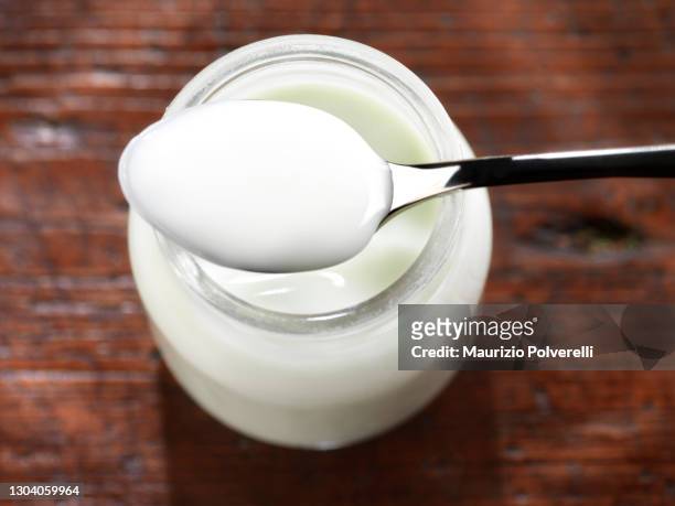 yogurt su un piano in legno - yogurt milk stock pictures, royalty-free photos & images