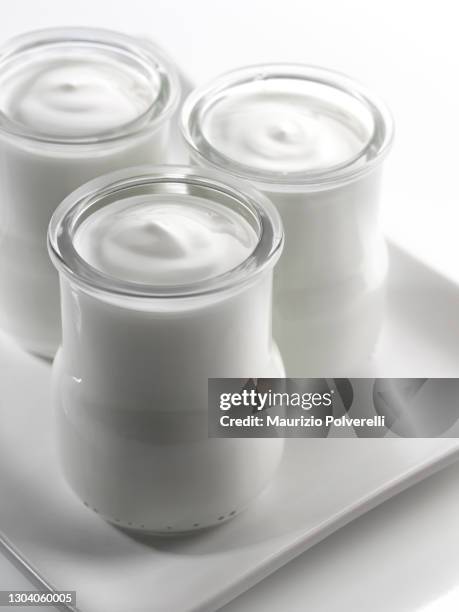 yougurt in vasetti di vetro - yogurt cup stock pictures, royalty-free photos & images